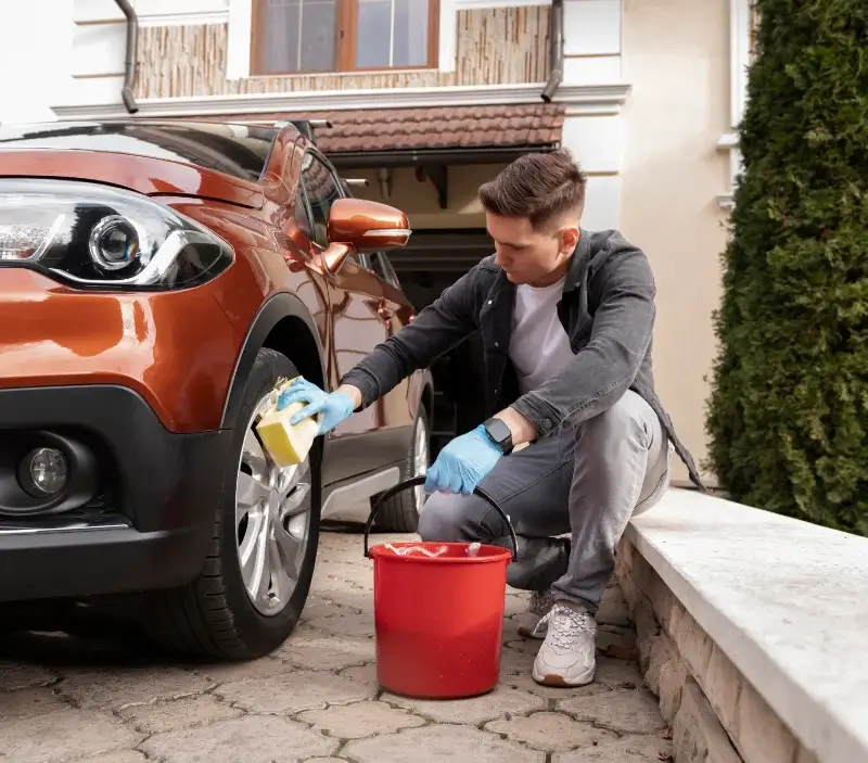 Lavage auto à domicile Esplas : professionnel intervenant sur un véhicule